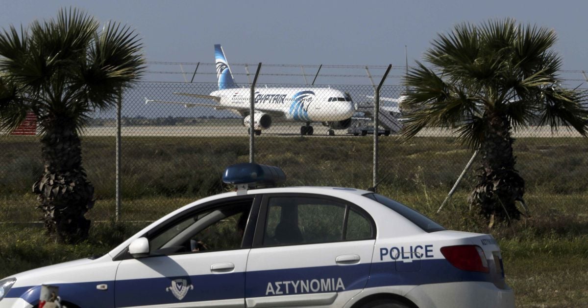 Угонщик самолета Egyptair передал письмо для женщины из Кипра – СМИ
