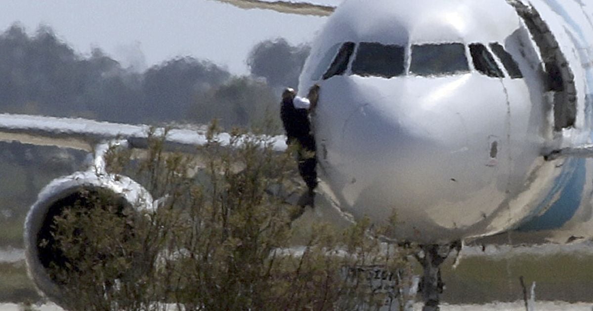 Reuters показало фото побега заложника с борта самолета EgyptAir