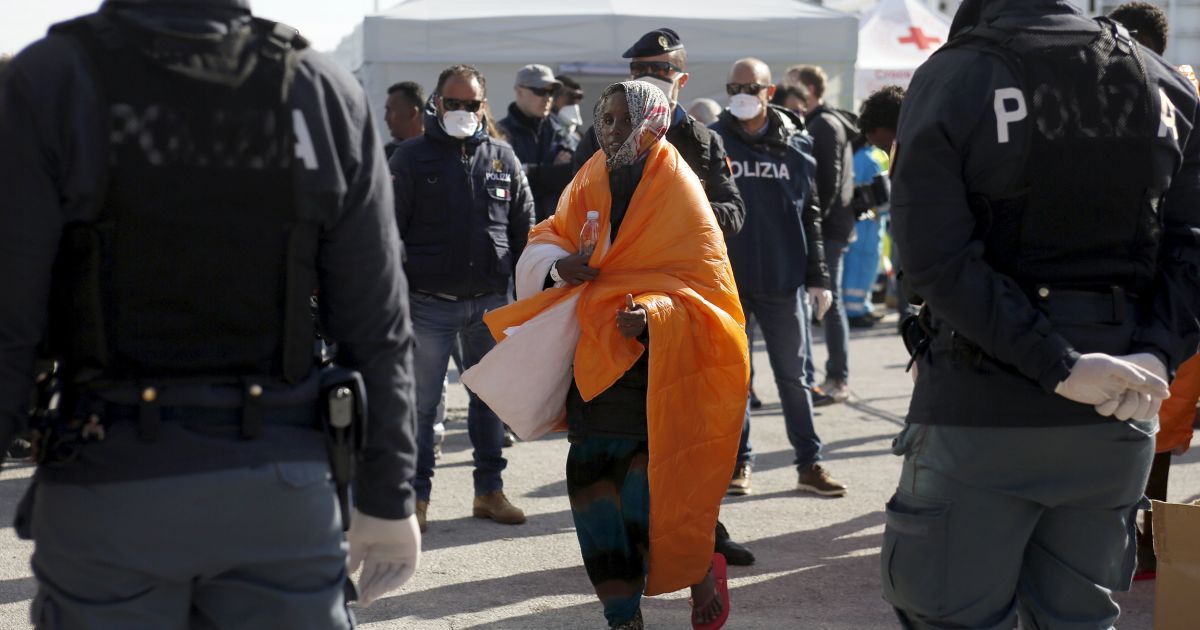Мігранти чекають висадки в Італії_7 / © Reuters