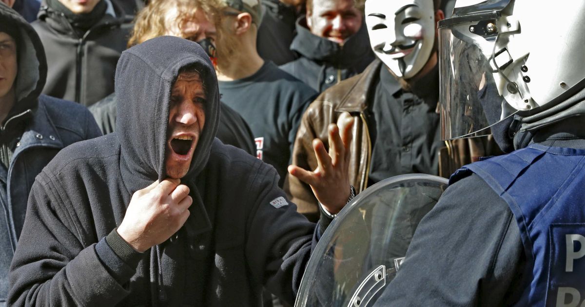 Ультраправые демонстранты протестуют против терроризма и спорят с полицией в центре Брюсселя, Бельгия. / © Reuters