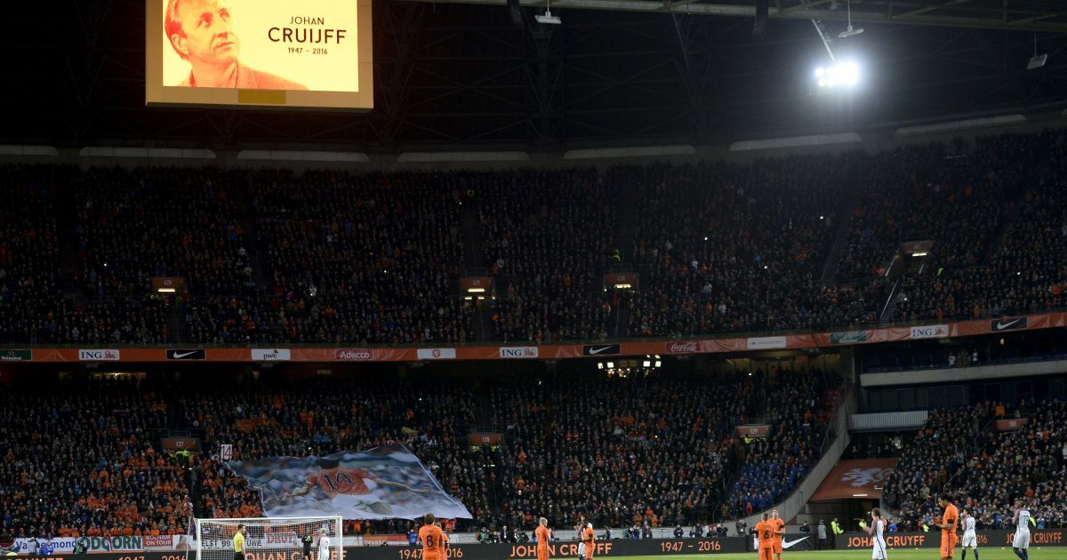 Минута молчания в честь Кройфа