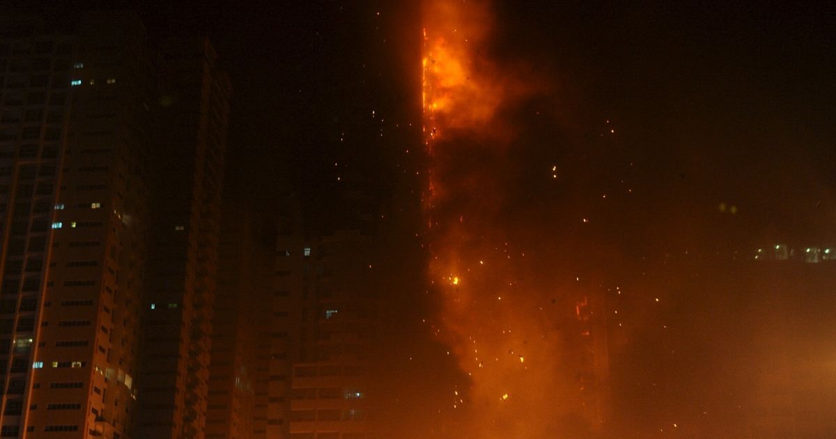 В одном из небоскребов в ОАЭ произошел пожар. / © Reuters