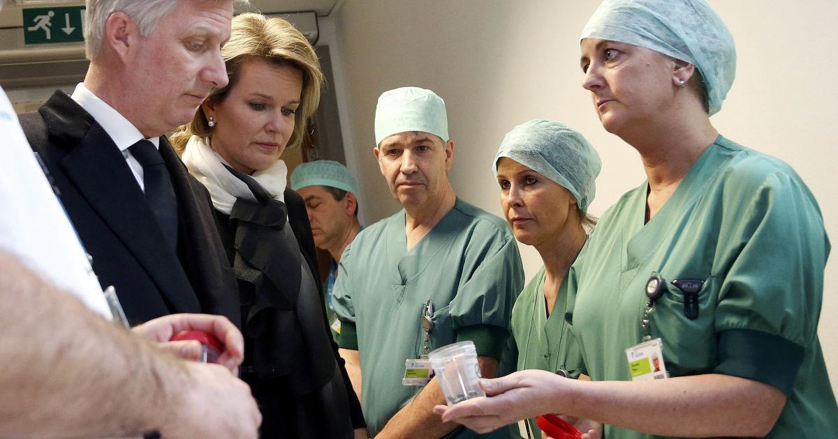 Король Филипп и королева Матильда посетили больницу, где лечат пострадавших во время терактов. / © Reuters