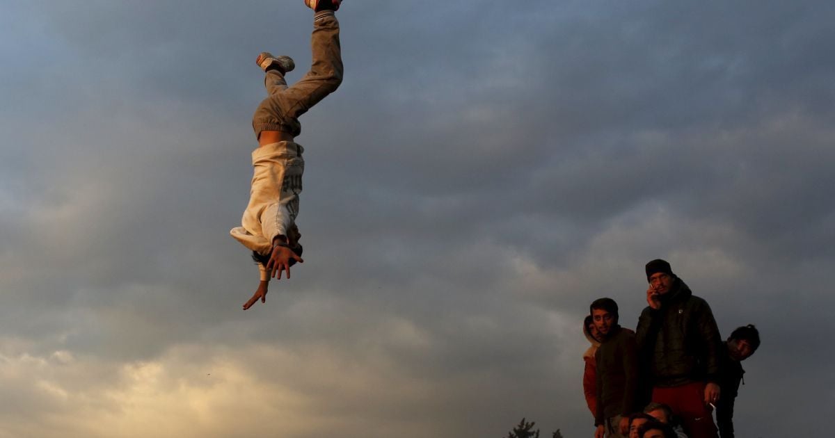 Мигранты и беженцы поют и танцуют на вечеринке в импровизированном лагере на греко-македонской границе вблизи села Идоменей, Греция. / © Reuters