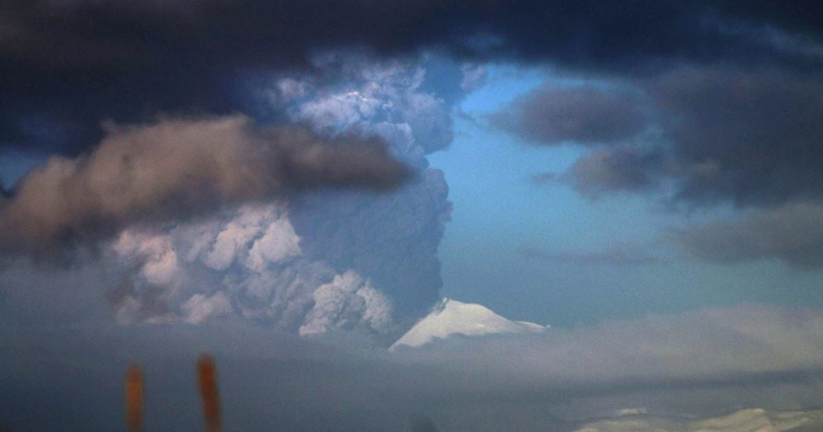 Вулкан Павлот извергает пепел на Алеутских островах Аляски. / © Reuters