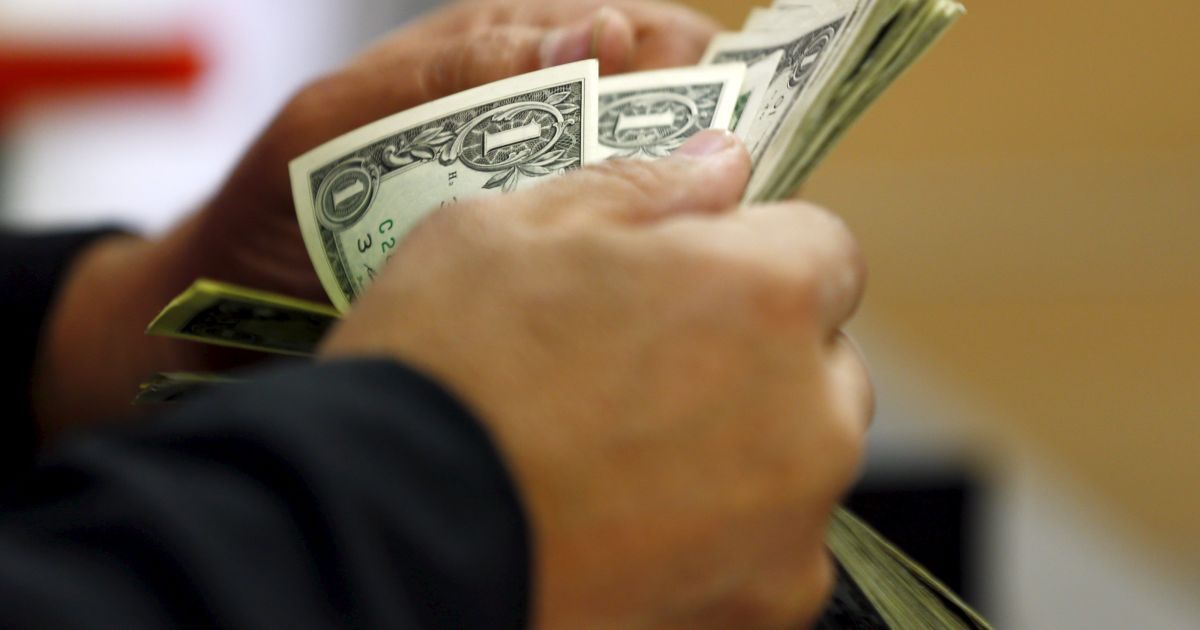 В Ужгороде секретаршу суда ограбили на миллион гривен