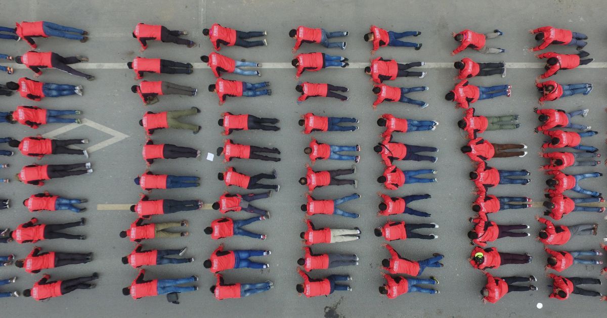 Мужчины тренируются на улице в Шанхае, Китай. / © Reuters