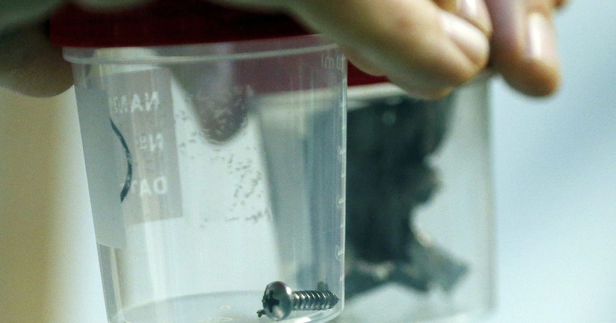 Врачи показали щматки шраплені, которые извлекли из тел раненых. / © Reuters