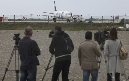 На борту EgyprAir остаются семь заложников