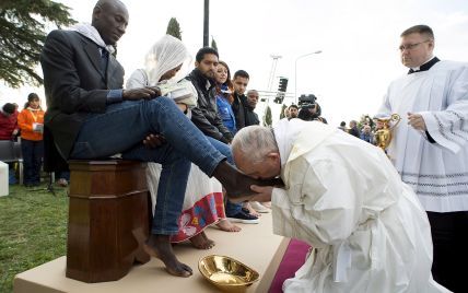 Папа Франциск умыл ноги беженцам