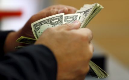 Долар офіційно впав нижче 25 гривень – курси НБУ