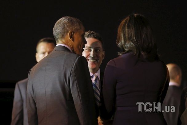 Барак Обама і перша леді Мішель Обама розмовляють з послом США в Аргентині. / © Reuters