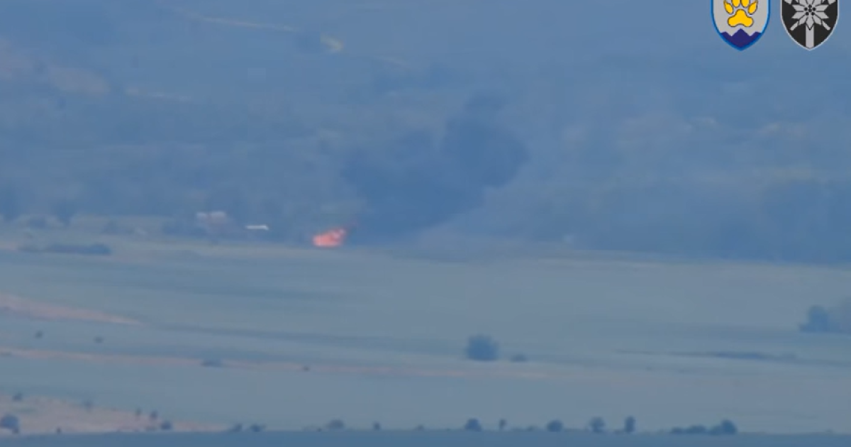 Важкі ворожі танкові та реактивні снаряди, прилітають та вибухають по всьому селищу ніби за розкладом.