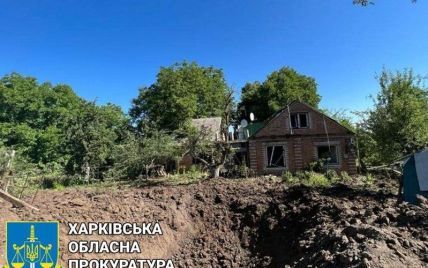 Ракетный удар по Харькову: поврежденная школа и 6-метровая воронка во дворе