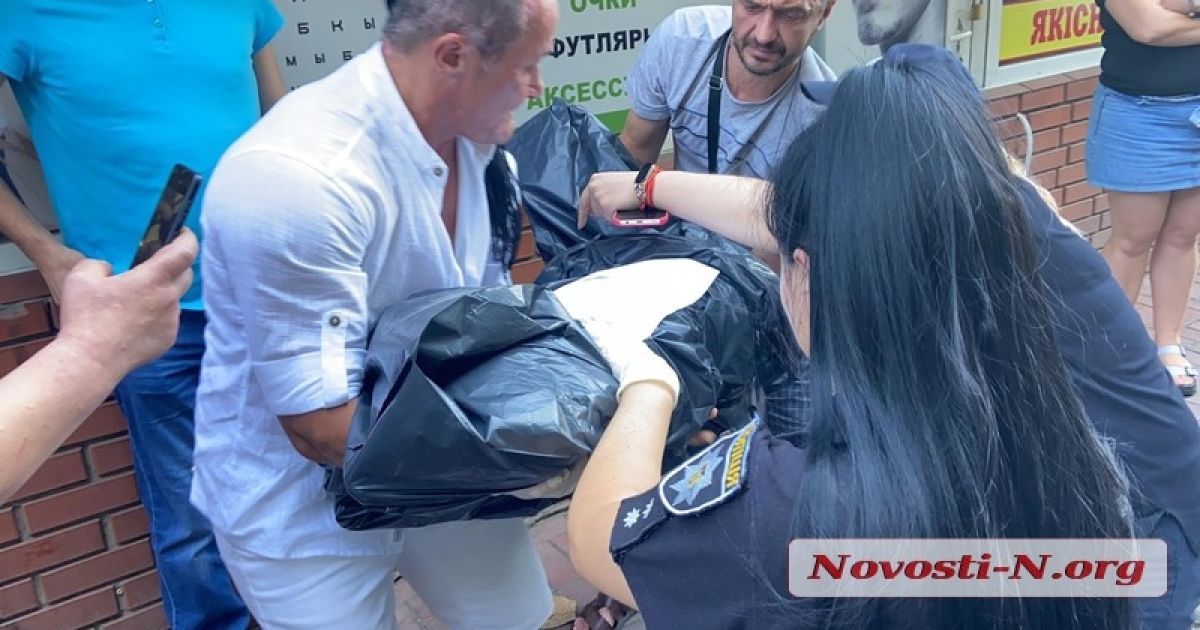 У Миколаєві пів дня не могли вирішити, куди везти труп собаки, якого застрелили на ринку