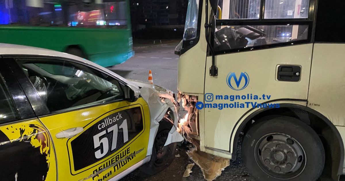 У Києві маршрутка протаранила таксі