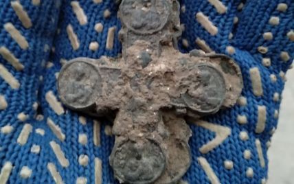 В "Софии Киевской" археологи обнаружили уникальный крест