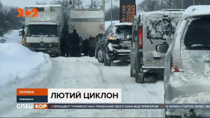 Снігопади, викликані циклоном, спричинили неприємності у всіх регіонах України