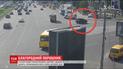 В Киеве водитель внедорожника помог дедушке перейти многополосную дорогу