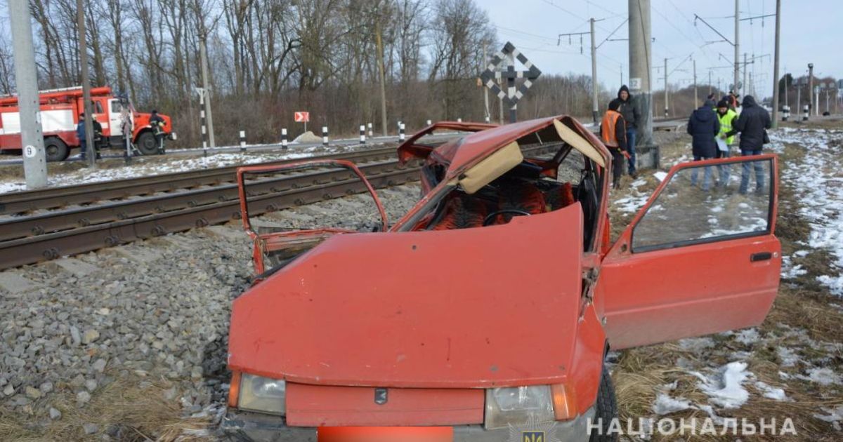 На Волині водій "Таврії" зіткнувся з вантажним потягом, є постраждалі