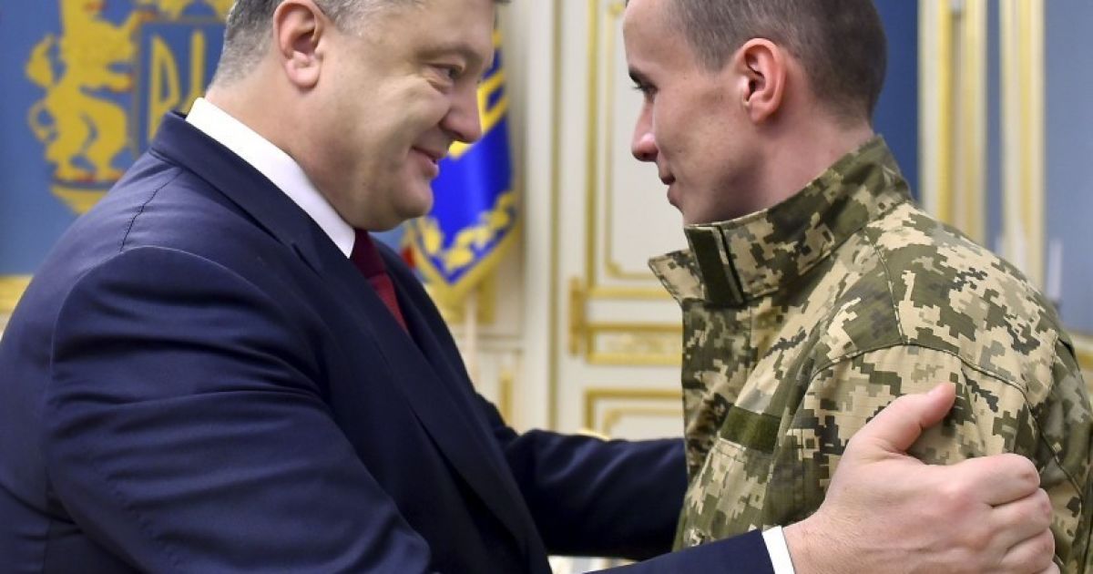 Людина, яка стала легендою. Порошенко зустрівся зі звільненим із полону "кіборгом" Колодієм