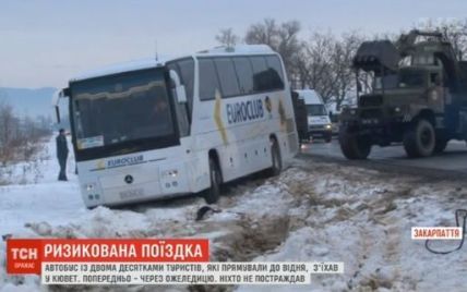 Туристический автобус едва избежал столкновения с неуправляемой фурой на Закарпатье