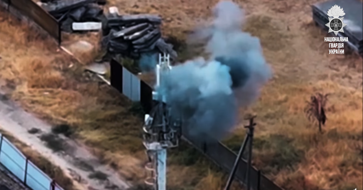 Украинские военные дроном попали в мощную башню радиосвязи оккупантов (видео)