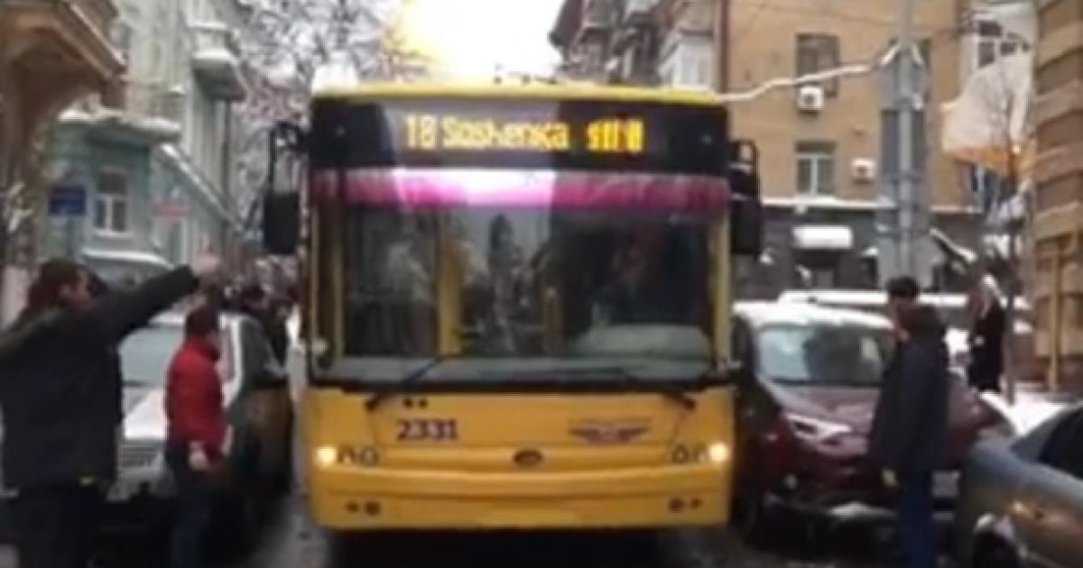 У Києві люди прокололи шини та подряпали авто, яке на годину заблокувало рух на одній з вулиць