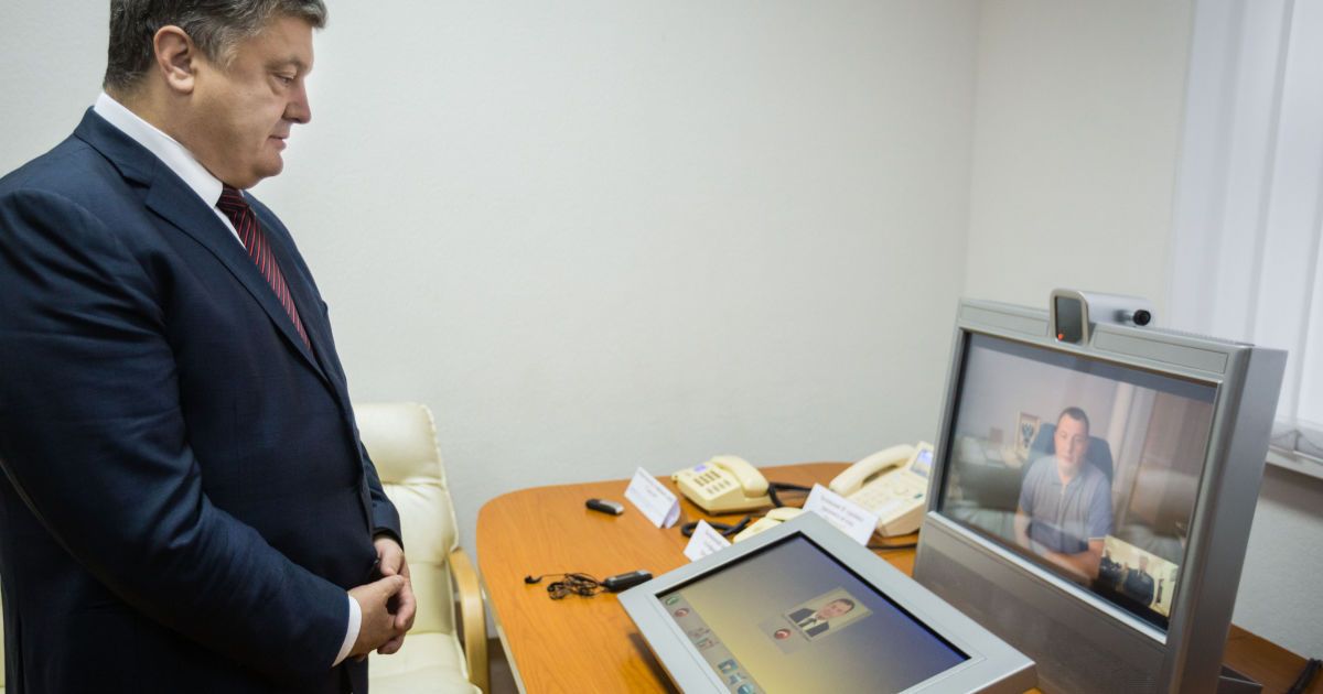 Петр Порошенко тестирует систему защищенной видео-связи / © Сайт президента Украины