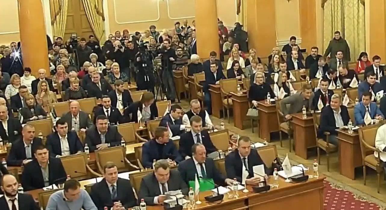 На сессии горсовета мэра Одессы встретили аплодисментами и возгласами об отставке