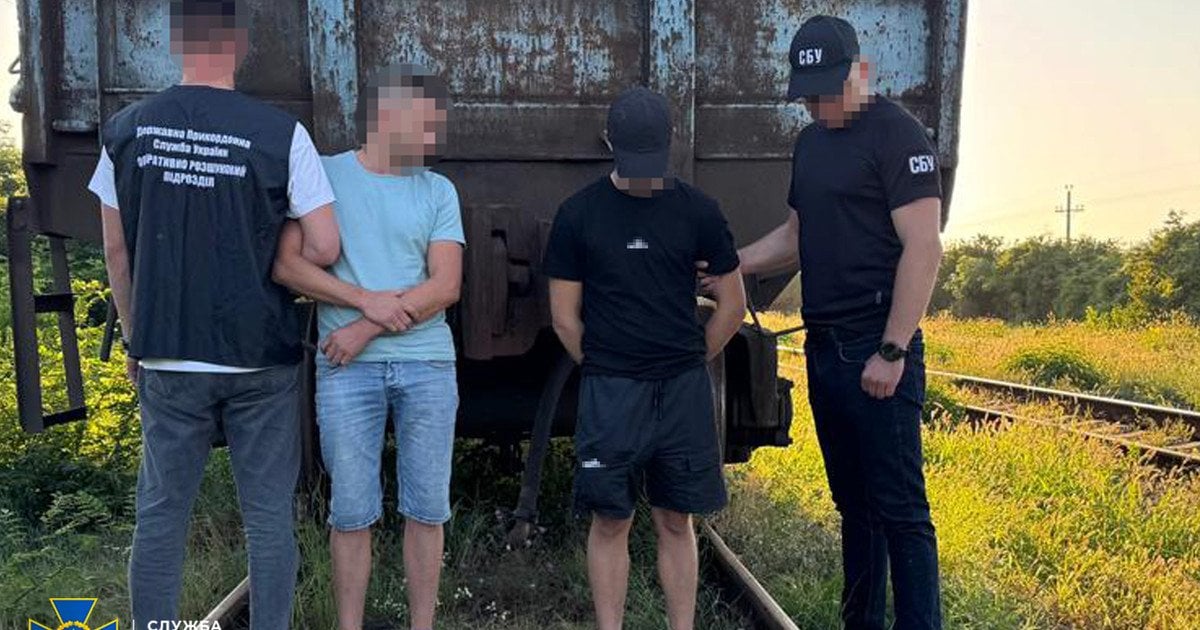 Машинист "подвозил" уклонистов в кабине тепловоза к государственной границе