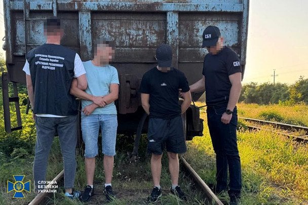 Машинист "подвозил" уклонистов в кабине тепловоза к государственной границе