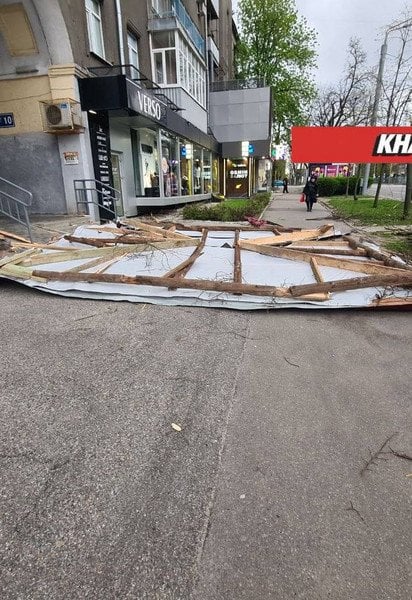 Буревій зірвав дах у Харкові