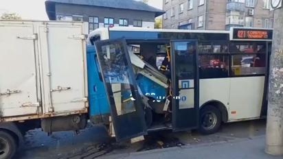 У Києві вантажівка в’їхала у маршрутку