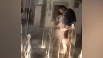 У центрі Львова чоловік привселюдно помив свій статевий орган у фонтані