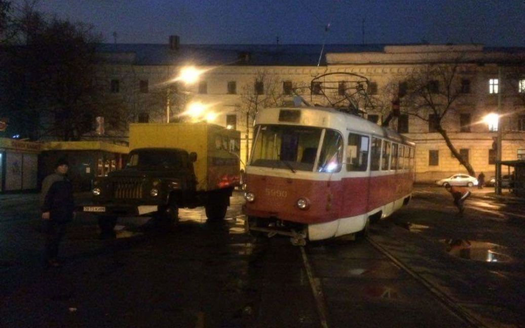 На Контрактовой площади трамвай съехал с колес / © ТСН.ua