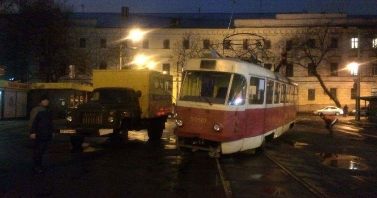 На Контрактовій площі трамвай з`їхав із коліс / © ТСН.ua