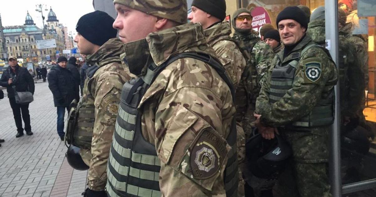 Активісти мітингують у дворі Печерського суду / © Hromadske.tv