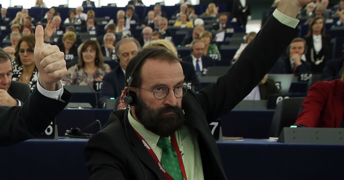 В Брюсселе полиция остановила секс-оргию в гей-баре: среди участников были евродепутат и дипломаты