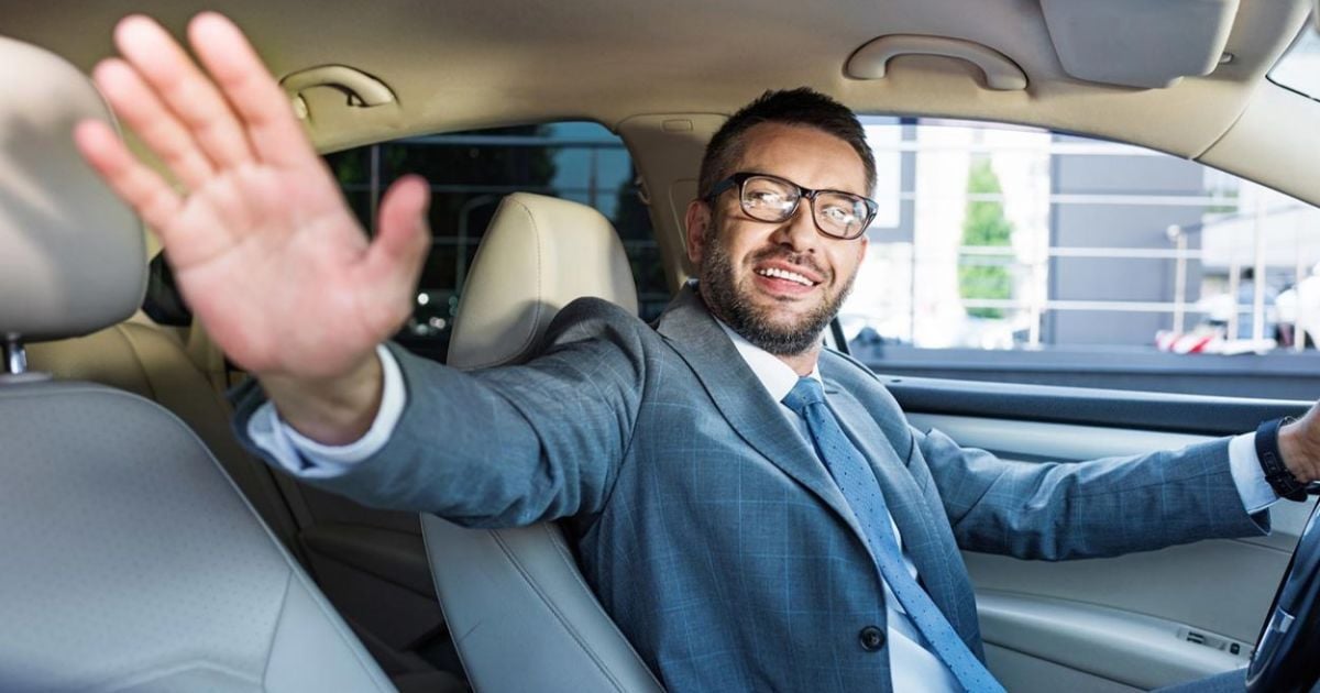Знаки та жести водіїв: що вони означають мовою автомобілістів