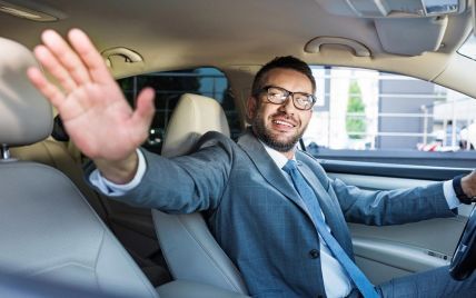 Знаки и жесты водителей: что они обозначают на языке автомобилистов