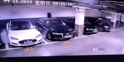 Камера засняла мощный взрыв Tesla Model S на паркинге в Китае