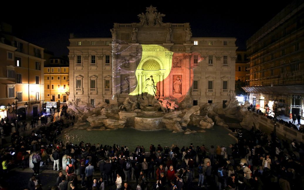 Фонтан Треві у Римі світиться кольорами бельгійського прапору. / © Reuters