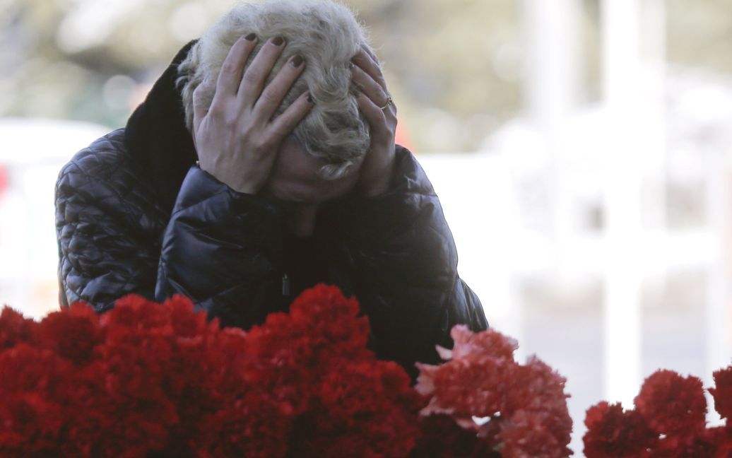 Небайдужі люди несуть квіти / © Reuters