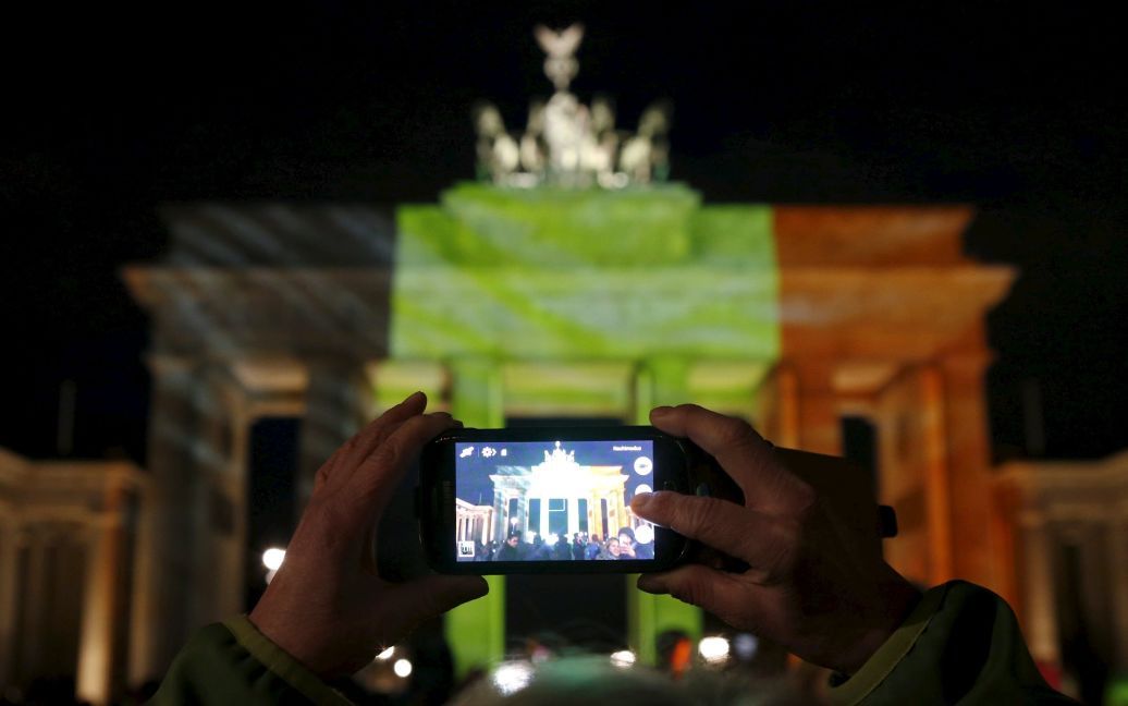 Бранденбурзькі ворота у Берліні світяться кольорами бельгійського прапору. / © Reuters