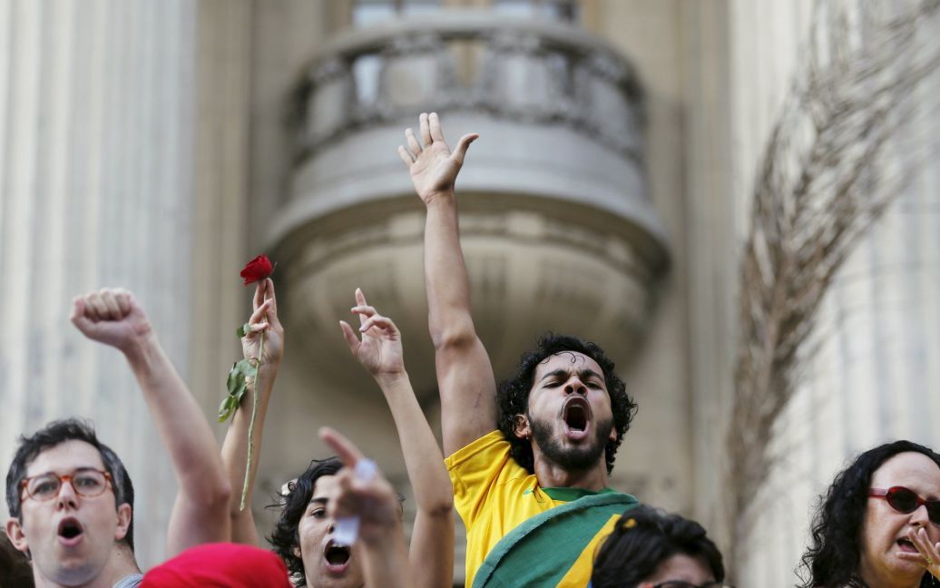 Демонстранти беруть участь в акції на підтримку президента Бразилії Ділми Руссефф. У той же час мільйони громадян країни вимагають імпічменту президента. / © Reuters