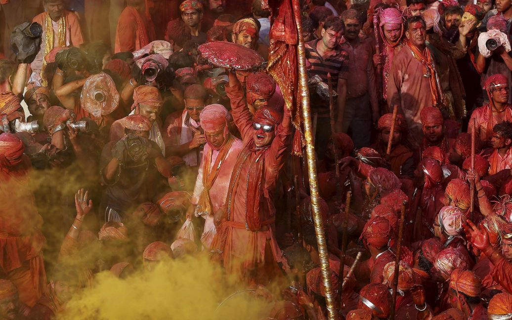 Індуси беруть участь в релігійному святі Холі, також відомому як фестиваль кольорів, у храмі Нандгаон в місті Матхура, Індія. / © Reuters