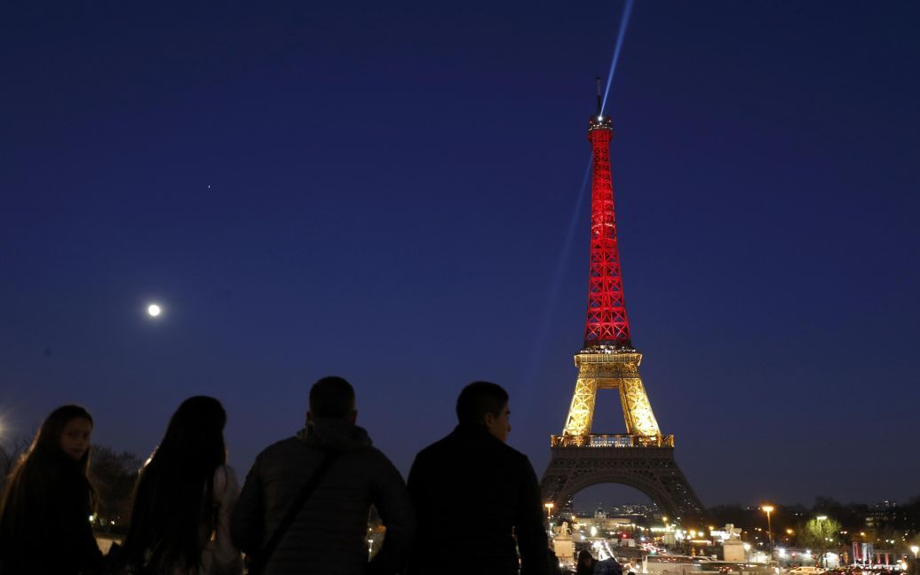 Ейфелева вежа у Парижі світиться кольорами бельгійського прапору. / © Reuters