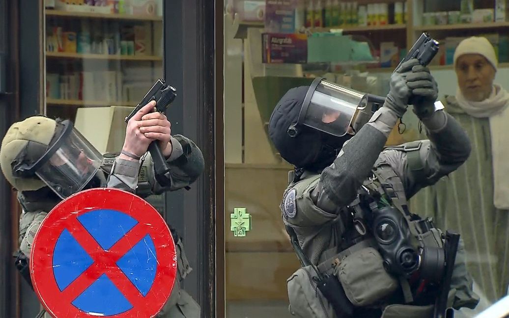 Озброєні бельгійські поліцейські беруть участь в антитерористичній операції у Моленбеку, недалеко від Брюсселя, Бельгія. Під час операції був затриманий Салах Абдесалам, один з головних підозрюваних у паризьких терактах. / © Reuters