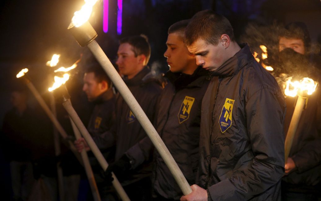 Активісти "Азову" із факелами вшановують жертв теракту під посольством Бельгії у Києві. / © Reuters